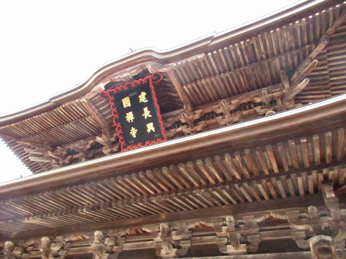建長寺山門の軒下