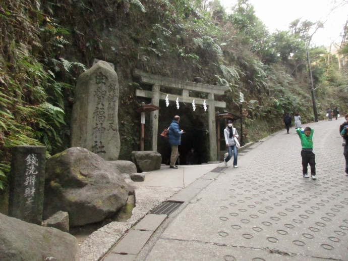 銭洗弁財天の入口