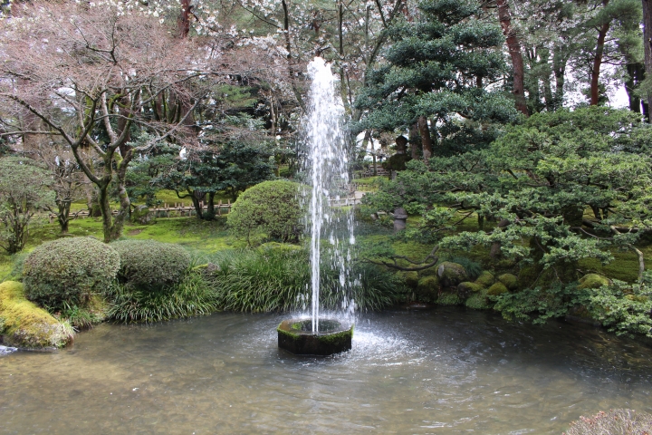 霞ヶ池の噴水