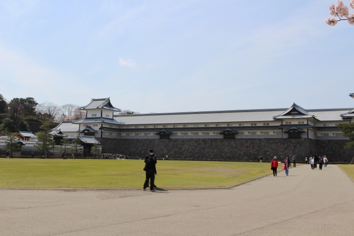二の丸広場から五十間長屋を見る