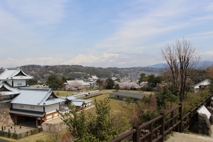 高台から眺める金沢城公園