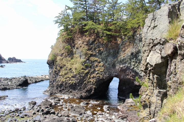 巌門を階段から