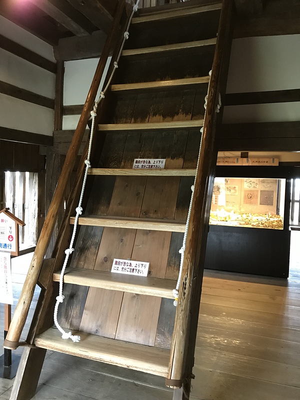 丸岡城内の階段